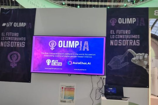 Το περίπτερο του κινήματος OlimpIA και της τεχνολογικής εταιρείας AuraChat.ai στην πρόσφατη Διεθνή Σύνοδο Τεχνητής Νοημοσύνης στο Παρίσι
